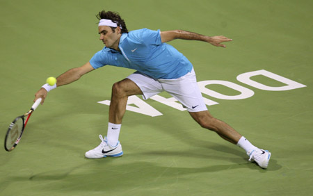 Roger Federer of Switzerland returns a shot to Russia's Nikolay Davydenko during their semi-final match at the Qatar Open tennis tournament in Doha January 8, 2010. (Xinhua/Reuters Photo)