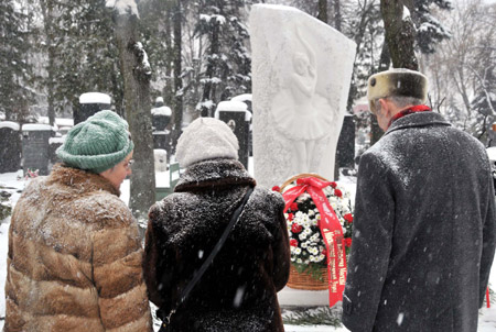 People mourn in front of Russian ballerina Galina Ulanova's tomb marking Ulanova's 100th birth anniversary, in Moscow, Russia, Jan. 8, 2010.(Xinhua/Gao Fan)