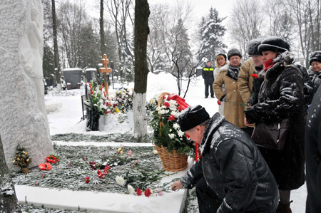 People offer flowers in front of Russian ballerina Galina Ulanova's tomb marking Ulanova's 100th birth anniversary, in Moscow, Russia, Jan. 8, 2010.(Xinhua/Gao Fan)