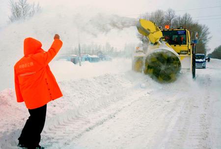A machine cleans snow on the road of Habahe County in Aletai, northwest China's Xinjiang Uygur Autonomous Region, Jan. 6, 2010.