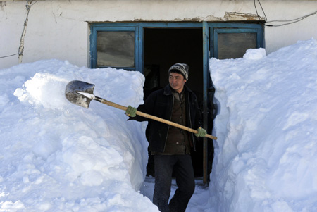 A total of 261,800 people in 12 counties or cities were affected by the blizzard hitting Xinjiang's Tacheng and Altay regions this week, which resulted in blackout and transport disruption in some areas.