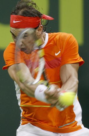 Spain's Rafael Nadal returns a shot to Nikolay Davydenko of Russia during the final match of the ATP Qatar Open tennis tournament in Doha January 9, 2010.