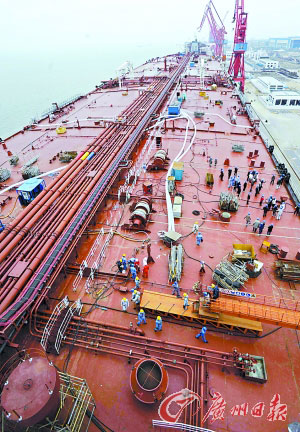 The photo shows the deck of the advanced super-large crude carrier 'Xin Buyang' in Guangzhou Zhongchuan Longxue Shipbuilding base. [Photo: Guangzhou Daily]