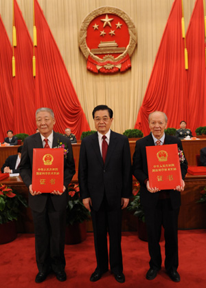 Chinese President Hu Jintao (C), poses with mathematician Gu Chaohao (R) and space scientist Sun Jiadong, who won China's 2009 State Top Scientific and Technological Award, during a ceremony at the Great Hall of the People in Beijing, capital of China, on Jan. 11, 2010. (Xinhua/Ma Zhancheng) 