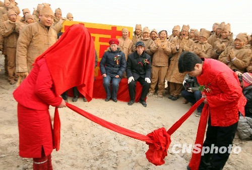 A special wedding featuring 'action art' is held on Sunday, January 10, 2010 on the bank of the Yellow River, in Zhengzhou, capital of central China's Henan province. All guests attending the wedding ceremony dress like clay sculptures. [China News Service]
