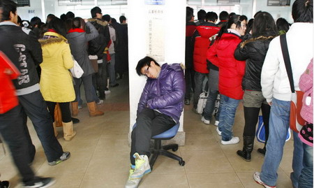 Train stations sell tickets for Spring Festival travel[Photo/sina.com.cn]