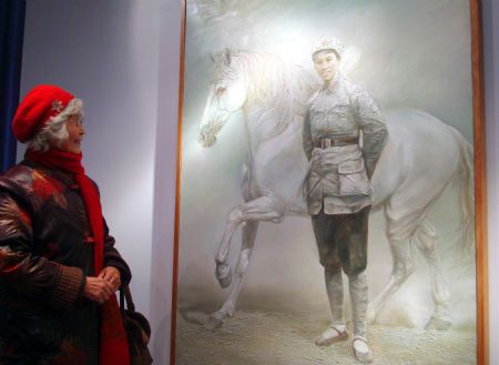 An old lady admires a piece of oil painting exhibited at the Suzhou oil painting and sculpture show in Suzhou, east China's Jiangsu Province, Jan. 9, 2010.