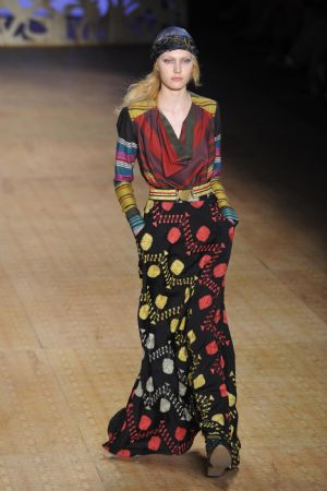 A model presents designs during Fashion Rio Fall/Winter 2010 in Rio de Janeiro, Brazil, Jan. 9, 2010. The Fashion Rio Fall/Winter 2010 entered its second day.