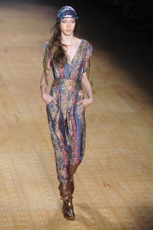 A model presents designs during Fashion Rio Fall/Winter 2010 in Rio de Janeiro, Brazil, Jan. 9, 2010. The Fashion Rio Fall/Winter 2010 entered its second day. 