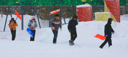 Local residents clean snow on the road in Habahe County of Aletai, northwest China&apos;s Xinjiang Uygur Autonomous Region, Jan. 6, 2010. [Xinhua]