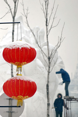 Workers make snow sculpture in Harbin, northeast China&apos;s Heilongjiang Province, Jan. 7, 2010. [Xinhua]