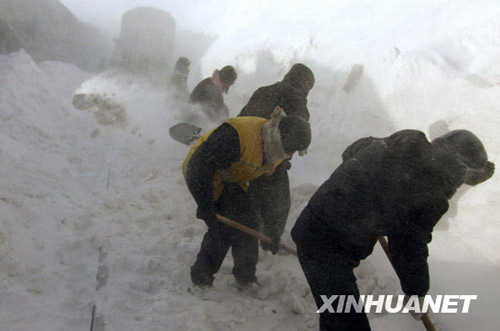 Staff members of Hohhot railway administration clear the snow covered railway in Shangdu, north China&apos;s Inner Mongolia Autonomous Region, January 4, 2010. Due to heavy snowfall on Sunday, several trains were delayed and some were stranded in remote areas in Inner Mongolia, January 4, 2010. More than 1,400 stranded passengers were settled in the safe neighborhood in Shangdu by 14:00 Monday. [Xinhua]