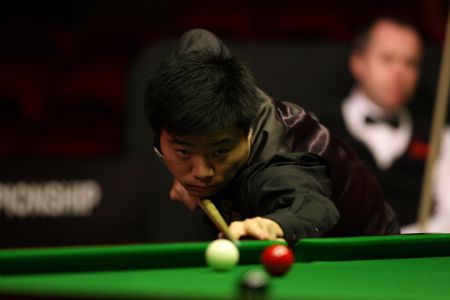 China's Ding Junhui, pictured in December 13, 2009, held his nerve to stave off a dramatic fightback in the final of the UK Championship against scottish world champion John Higgins in Telford.(Xinhua/AFP Photo)