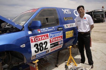 Lu Ningjun, Chinese rider for Rely Team, poses for a picture at the Dakar Rally camp at La Portada, near to Antofagasta, Chile on Jan. 9, 2010. Racers of Dakar Rally Argentina-Chile 2010 had a rest day. (Xinhua/Victor Rojas) 