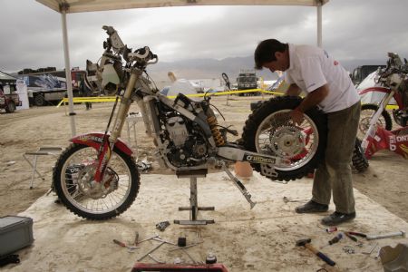 The mechanic of Jincheng Team checks the motorcycle at the Dakar Rally camp at La Portada, near to Antofagasta, Chile on Jan. 9, 2010. Racers of Dakar Rally Argentina-Chile 2010 had a rest day. (Xinhua/Victor Rojas) 