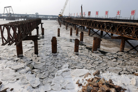 The under construction project of Jiaozhou Bay cross-ocean bridfge is stuck by ice in Qingdao, east China's Shandong Province, Jan. 10, 2010. (Xinhua/Li Ziheng)