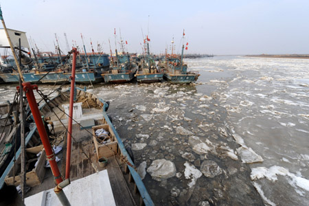 Vessels are stuck by ice in Qingdao, east China's Shandong Province, Jan. 10, 2010.(Xinhua/Li Ziheng)