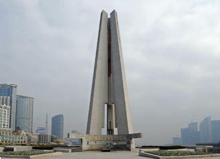 Photo taken on Jan. 9, 2010 shows the newly-renovated Shanghai Monument to the People's Heroes at the waterfront of the Huangpujiang River in Shanghai, east China. The western-style waterfront, or the Bund, the most fashional place of Shanghai, which is now still under construction, would become a place for sightseeing and leisure time entertainment when people come from all over the world for the 2010 Shanghai World Expo in May.[Xinhua]