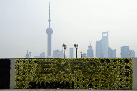 Photo taken on Jan. 9, 2010 shows a vertical greenery at the waterfront of the Huangpujiang River in Shanghai, east China.[Xinhua] 