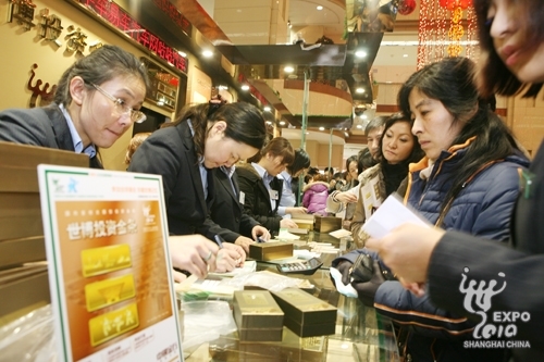 Hundreds rush for Expo gold.
