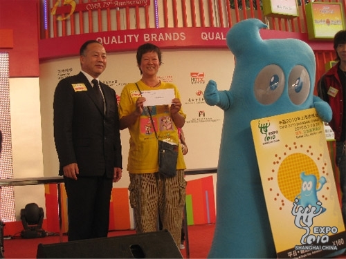 A China Eastern Airlines official gives a return ticket to a game winner.