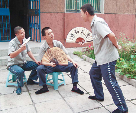 Inmates at the city's No 2 prison perform a drama during an event organized by the prison. [China Daily]