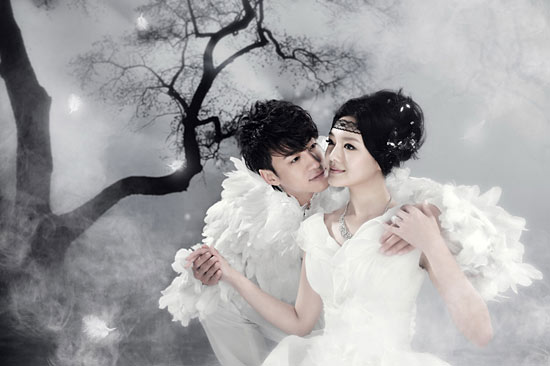 Taiwan actress Barbie Hsu has teamed up with fellow actor Peter Ho in a recent wedding photo shoot in Zhejiang's Hangzhou. Hsu challenged her most daring screen breakout in smoky eyes, rebellious tattoo and short pants in the upcoming romantic comedy 'Hot Summer Days,' while she is back with her signature sweet and poised look in the flattering bridal gowns. 