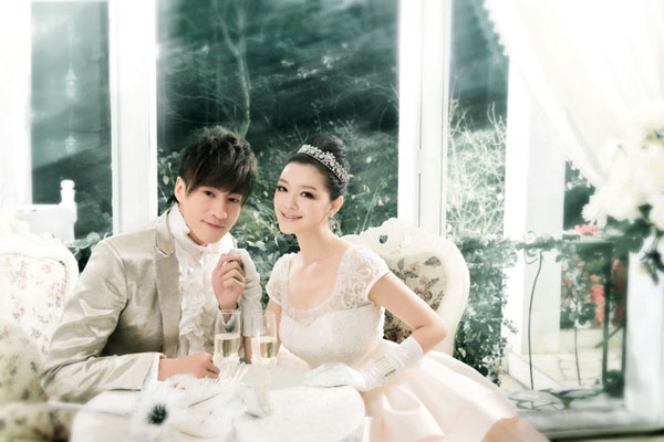 Taiwan actress Barbie Hsu has teamed up with fellow actor Peter Ho in a recent wedding photo shoot in Zhejiang's Hangzhou. Hsu challenged her most daring screen breakout in smoky eyes, rebellious tattoo and short pants in the upcoming romantic comedy 'Hot Summer Days,' while she is back with her signature sweet and poised look in the flattering bridal gowns.