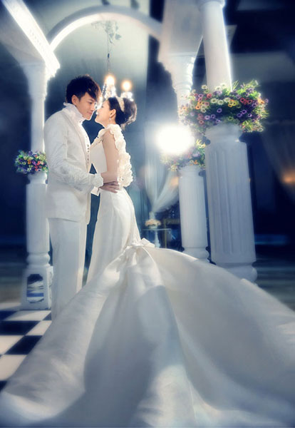 Taiwan actress Barbie Hsu has teamed up with fellow actor Peter Ho in a recent wedding photo shoot in Zhejiang's Hangzhou. Hsu challenged her most daring screen breakout in smoky eyes, rebellious tattoo and short pants in the upcoming romantic comedy 'Hot Summer Days,' while she is back with her signature sweet and poised look in the flattering bridal gowns. 