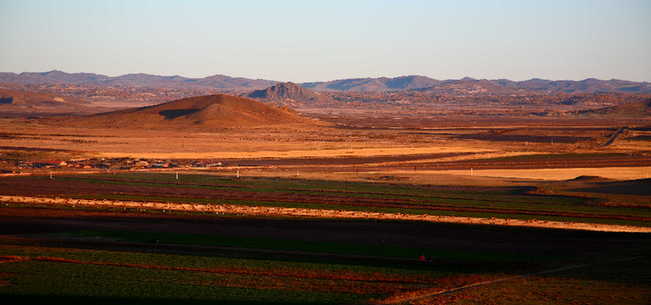 Photo taken on September 27, 2009 shows Hongshanjun horse training place (Wulanbutong grassland) in north China&apos;s Inner Mongolia. Wulanbutong Grassland is located in Hexigten Banner with only 300 km away from Beijing. [Peng Wei/China.org.cn]