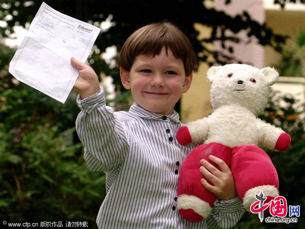 File photo dated 23/8/2001 of Arran Fernandez with his teddy bear Pudsey after he became the youngest person to pass a GCSE. Arran is now set to become Cambridge University&apos;s youngest undergraduate since William Pitt the Younger in 1773, after being offered a place at Cambridge at just 14 years of age. [CFP]