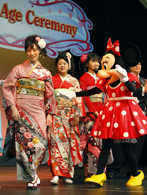 A group of Japanese girls, all dressed in festive long-sleeved kimonos for the occasion of a coming-of-age rite of passage ceremony, arrives at Tokyo Disneyland in Urayasu, east of Tokyo, on Monday, January 11, 2009. Some 11,000 boys and girls who reach age 20 this year were invited to the accession of adulthood celebration at the theme park. [Chinanews.com.cn]