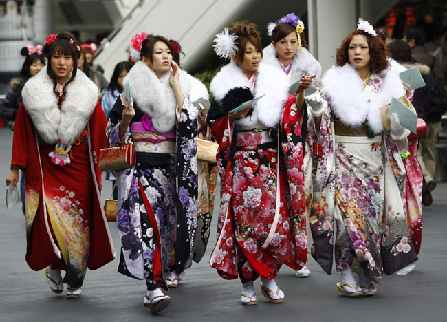 A group of Japanese girls, all dressed in festive long-sleeved kimonos for the occasion of a coming-of-age rite of passage ceremony, arrives at Tokyo Disneyland in Urayasu, east of Tokyo, on Monday, January 11, 2009. Some 11,000 boys and girls who reach age 20 this year were invited to the accession of adulthood celebration at the theme park. [Chinanews.com.cn]