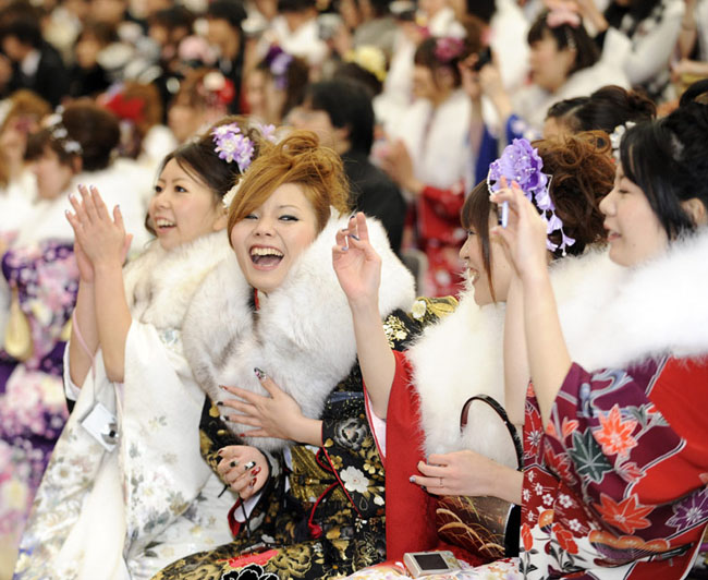 A group of Japanese girls, all dressed in festive long-sleeved kimonos for the occasion of a coming-of-age rite of passage ceremony, arrives at Tokyo Disneyland in Urayasu, east of Tokyo, on Monday, January 11, 2009. Some 11,000 boys and girls who reach age 20 this year were invited to the accession of adulthood celebration at the theme park. [Chinanews.com.cn]