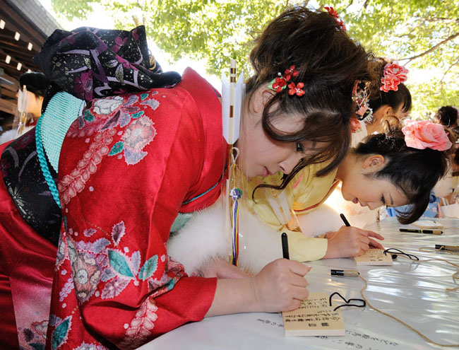 A group of Japanese girls, all dressed in festive long-sleeved kimonos for the occasion of a coming-of-age rite of passage ceremony, arrives at Tokyo Disneyland in Urayasu, east of Tokyo, on Monday, January 11, 2009. Some 11,000 boys and girls who reach age 20 this year were invited to the accession of adulthood celebration at the theme park. [Chinanews.com.cn]