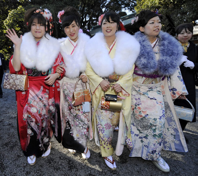 A group of Japanese girls, all dressed in festive long-sleeved kimonos for the occasion of a coming-of-age rite of passage ceremony, arrives at Tokyo Disneyland in Urayasu, east of Tokyo, on Monday, January 11, 2009. Some 11,000 boys and girls who reach age 20 this year were invited to the accession of adulthood celebration at the theme park. [Chinanews.com.cn]