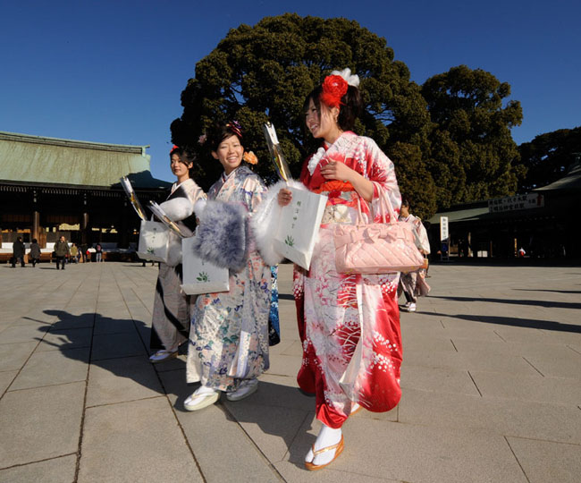 A group of Japanese girls, all dressed in festive long-sleeved kimonos for the occasion of a coming-of-age rite of passage ceremony, arrives at Tokyo Disneyland in Urayasu, east of Tokyo, on Monday, January 11, 2009. Some 11,000 boys and girls who reach age 20 this year were invited to the accession of adulthood celebration at the theme park. [Chinanews.com.cn]