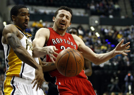 Indiana Pacers guard Luther Head (L) fouls Toronto Raptors forward Hedo Turkoglu of Turkey during the first quarter of their NBA basketball game in Indianapolis January 11, 2010. 
