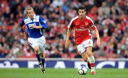 Arsenal's Cesc Fabregas (R) is chased by Birmingham City's Lee Bowyer during their English Premier League soccer match at the Emirates Stadium in London October 17, 2009.(Xinhua/Reuters Photo)