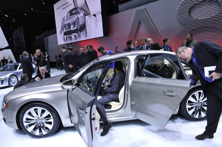 Visitors are attracted by an Audi A8 sedan during the media preview of the 2010 North American International Auto Show (NAIAS) at Cobo center in Detroit, Michigan, the United States, Jan. 11, 2010. [Xinhua]