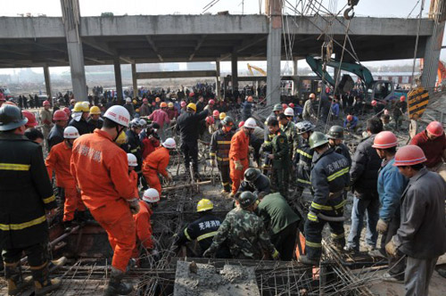 A rescue team searches for victims after a construction site scaffolding collapsed Tuesday, January 12, 2010, in Wuhu City, East China's Anhui Province. A construction site scaffold collapsed Tuesday in Wuhu City in East China's Anhui Province, killing eight workers and injuring seven.[Xinhua]