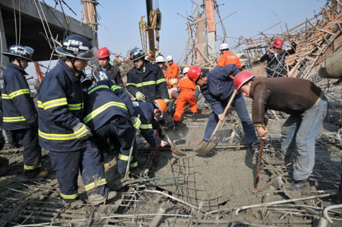 A rescue team searches for victims after a construction site scaffolding collapsed Tuesday, January 12, 2010, in Wuhu City, East China&apos;s Anhui Province. [Photo: Xinhua]