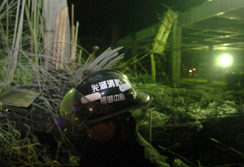 A rescue team searches for victims after a construction site scaffolding collapsed Tuesday, January 12, 2010, in Wuhu City, East China&apos;s Anhui Province. [Xinhua]