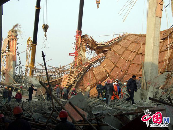 A rescue team searches for victims after a construction site scaffolding collapsed Tuesday, January 12, 2010, in Wuhu City, East China's Anhui Province. A construction site scaffold collapsed Tuesday in Wuhu City in East China's Anhui Province, killing eight workers and injuring seven.[Xinhua]