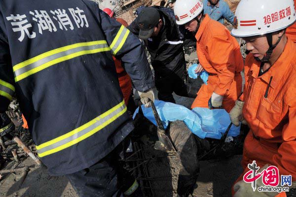 A rescue team searches for victims after a construction site scaffolding collapsed Tuesday, January 12, 2010, in Wuhu City, East China&apos;s Anhui Province. [Xinhua]