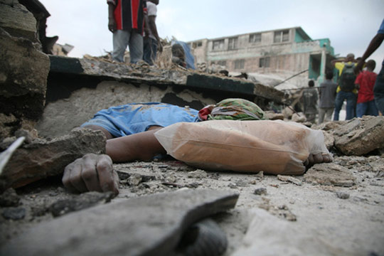 Picture taken on Jan. 12, 2010 shows injured people in Haiti&apos;s capital Port-au-Prince. A major earthquake rocked Haiti on Tuesday and &apos;catastrophic&apos; casualties were feared although no official reports are currently available.[Xinhua/Radioteleginenhaiti.com]