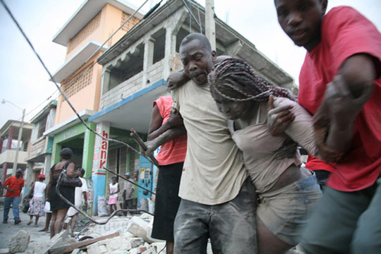 Picture taken on Jan. 12, 2010 shows injured people in Haiti's capital Port-au-Prince. [Xinhua/Radioteleginenhaiti.com]