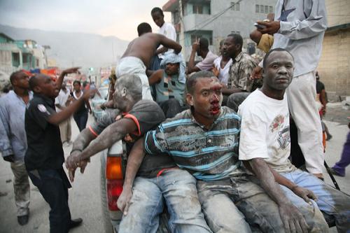 Picture taken on Jan. 12, 2010 shows injured people in Haiti&apos;s capital Port-au-Prince. [Xinhua/Radioteleginenhaiti.com]