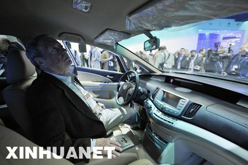 A visitor experiences BYD Auto's e6, which is presented during the 2010 North American International Auto Show (NAIAS) at Cobo center in Detroit, Michigan, U.S.A., Jan 11, 2010. [Xinhua]