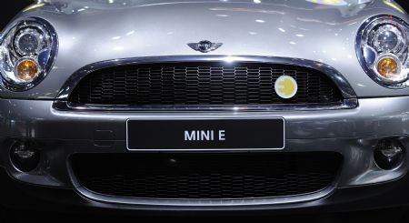 Minicooper's all-new Mini E electric car is presented during the second press preview day of the 2010 North American International Auto Show (NAIAS) at Cobo center in Detroit, Michigan, U.S.A., Jan. 12, 2010.[Xinhua]